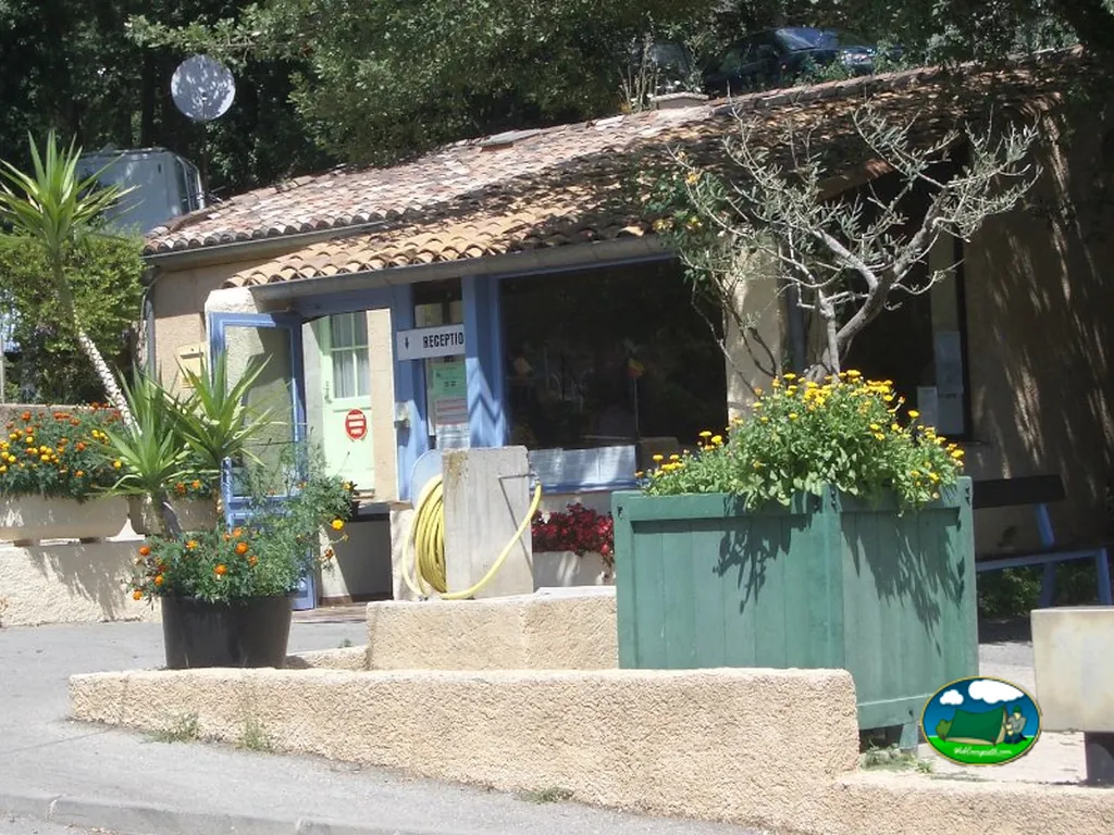 Recepción con flores del Camping Municipal Les Roches, SAINTE-CROIX-DU-VERDON (Alpes de Alta Provenza)