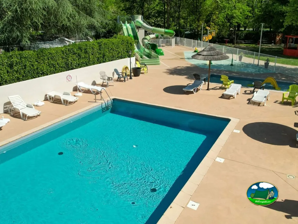 Piscina con toboganes del Camping Le Chassezac, SAMPZON (Ardèche)
