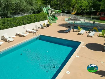 Piscina con toboganes del Camping Le Chassezac, SAMPZON (Ardèche)