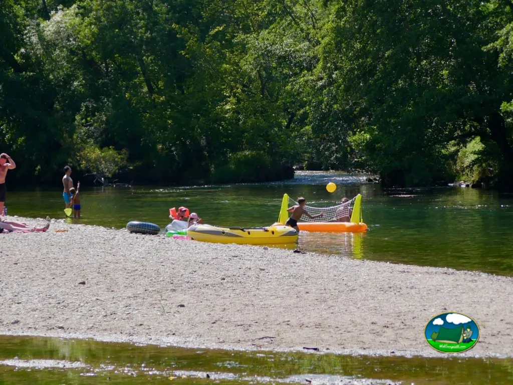Río con playa y actividades acuáticas del Camping Le Chassezac, SAMPZON (Ardèche)