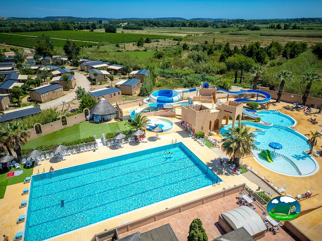 Piscina con toboganes del Camping Capfun La Barbacane, NARBONNE (Aude)