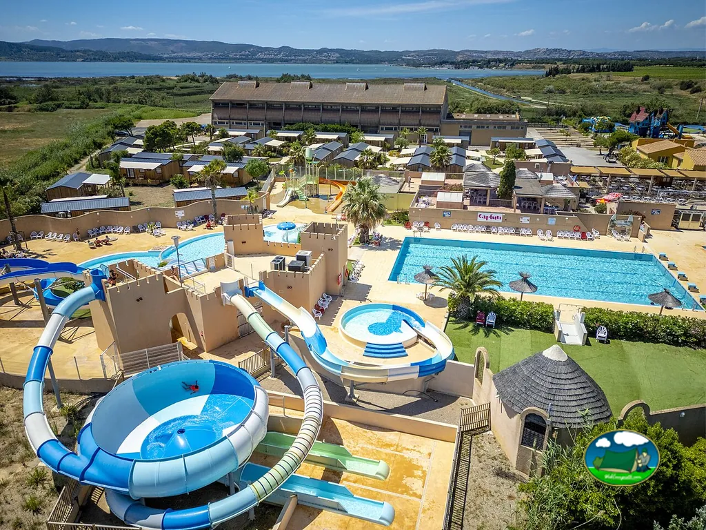 Piscina con toboganes junto al lago del Camping Capfun La Barbacane, NARBONNE (Aude)