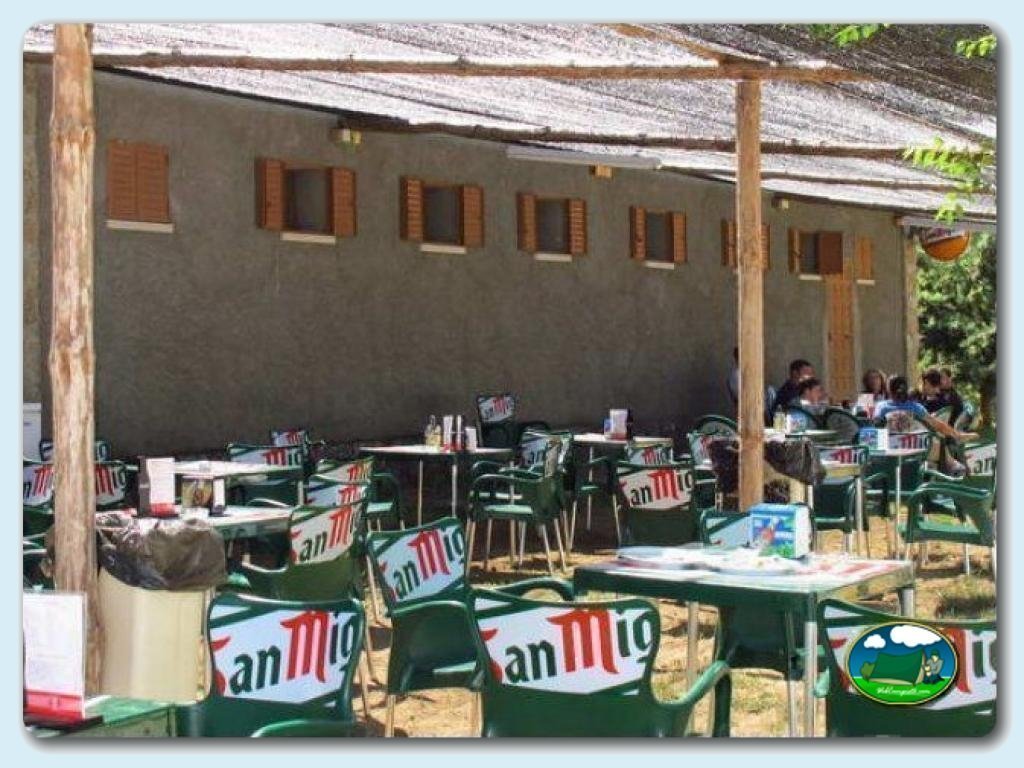 Terraza sombreada de Camping de Gredos