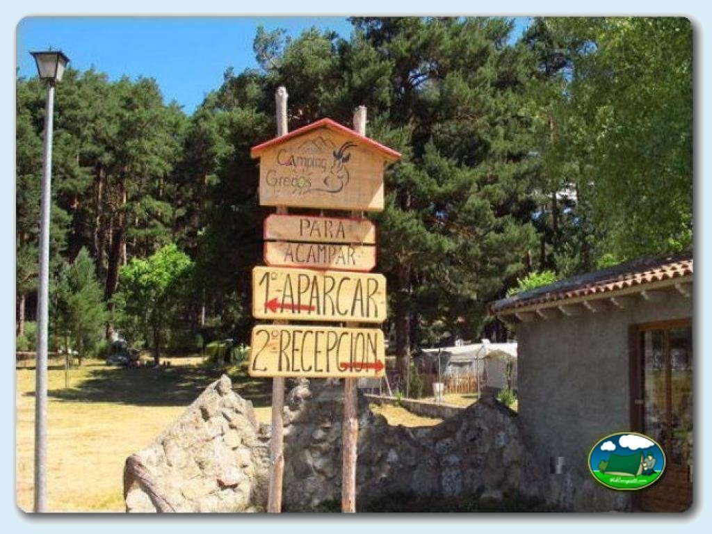 Señalización y entorno arbolado de Camping de Gredos