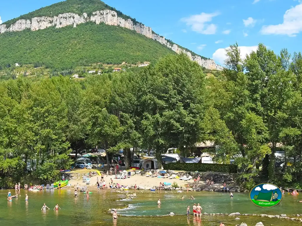 Río junto a la montaña del Camping Paradis Le Viaduc, MILLAU (Aveyron)