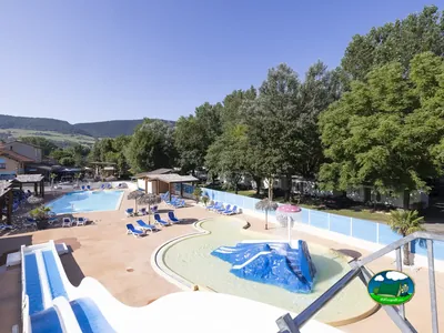 Piscina con vistas a la montaña del Camping Paradis Le Viaduc, MILLAU (Aveyron)