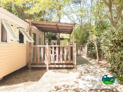Mobil-home con terraza arbolada del Camping de la Chapelette, SAINT-MARTIN-DE-CRAU (Bocas del Ródano)