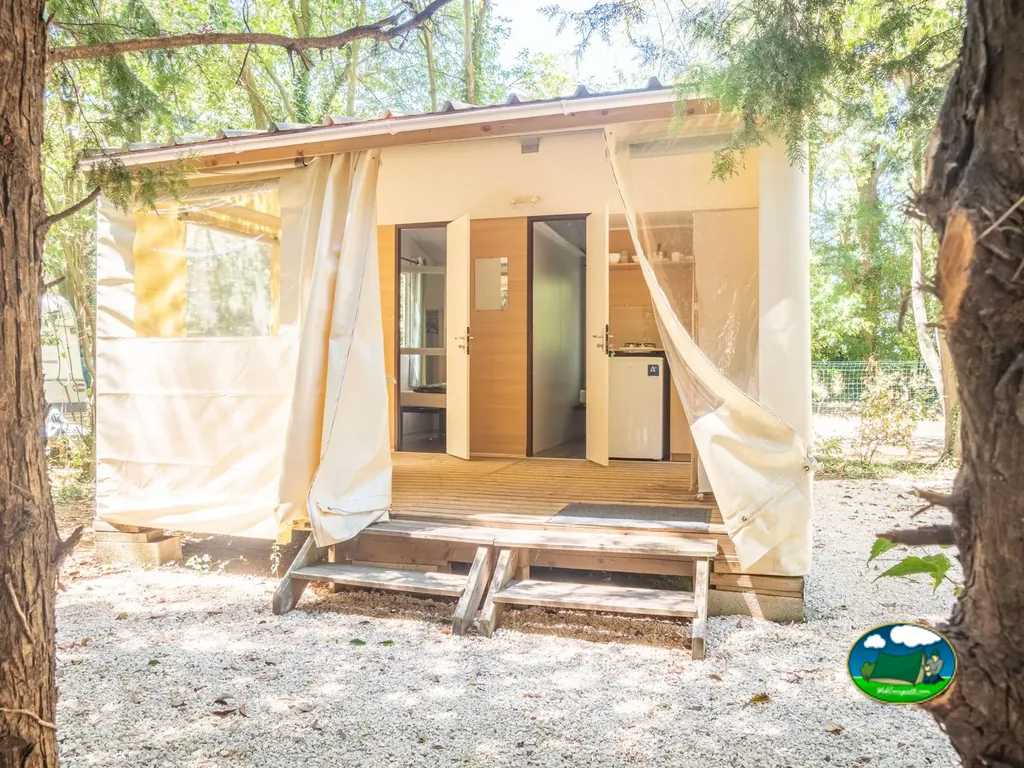 Glamping entre árboles del Camping de la Chapelette, SAINT-MARTIN-DE-CRAU (Bocas del Ródano)