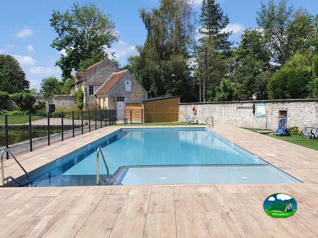 Piscina junto a edificio histórico del Camping Le Château de Martragny, MARTRAGNY (Calvados)
