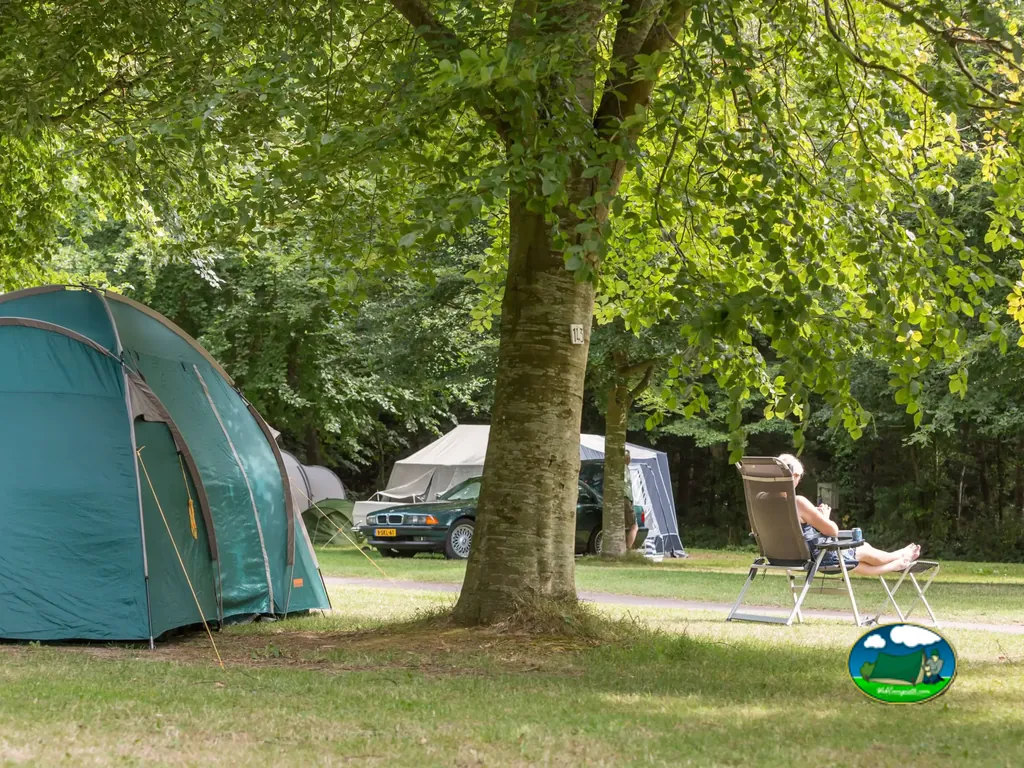 Parcela con tienda de acampada del Camping Le Château de Martragny, MARTRAGNY (Calvados)