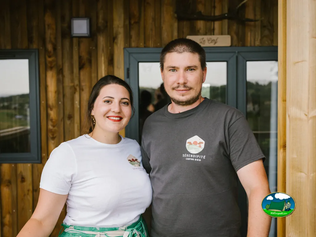 Recepción del camping del Camping Sérendipité, NEUVÉGLISE (Cantal)