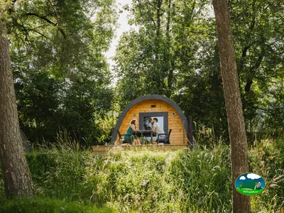 Cabaña entre árboles del Camping Sérendipité, NEUVÉGLISE (Cantal)