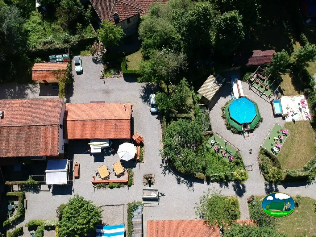 Piscina y alojamientos del Camping & Gîtes En Campagne, SAINT-CHRISTOPHE (Charente)