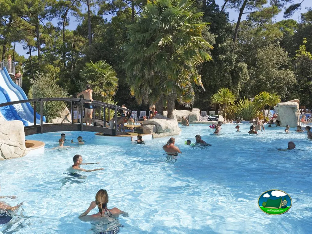 Piscina con tobogán del Camping Idéal Camping, SAINT-GEORGES-DE-DIDONNE (Charente Marítimo)