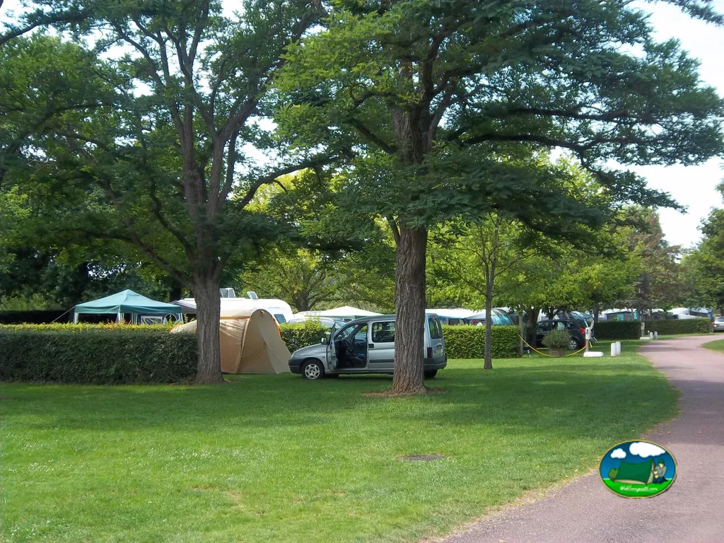 Parcela arbolada con tienda del Camping Municipal de l'Etang Merlin, CHÂTEAUMEILLANT (Cher)