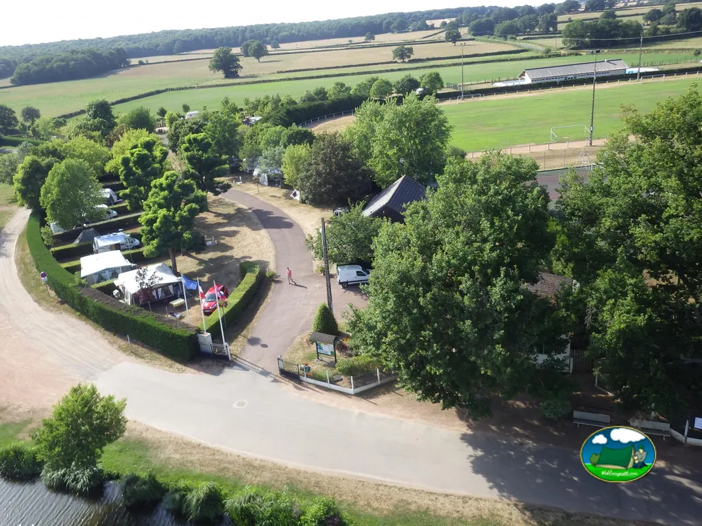 Parcelas junto al río del Camping Municipal de l'Etang Merlin, CHÂTEAUMEILLANT (Cher)