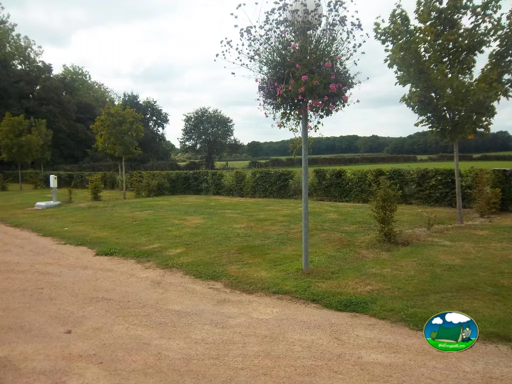 Parcela ajardinada del Camping Municipal de l'Etang Merlin, CHÂTEAUMEILLANT (Cher)