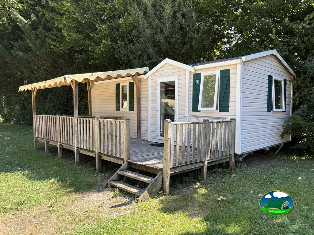 Mobil-home con terraza del Camping de l'Arquebuse, AUXONNE (Côte-d'Or)
