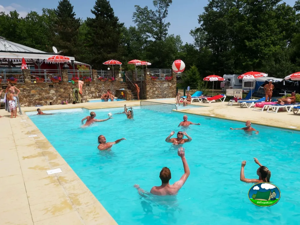 Piscina con bar y sombrillas del Camping Naturiste Creuse Nature, BOUSSAC-BOURG (Creuse)