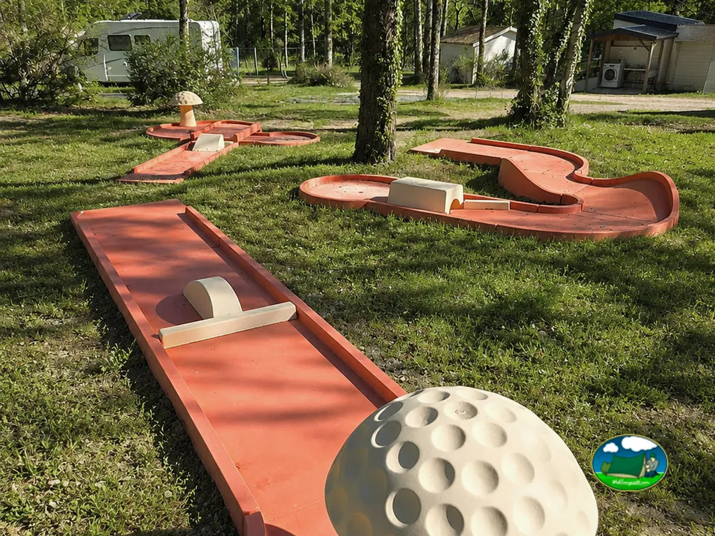 Parque infantil de minigolf del Camping Naturiste Creuse Nature, BOUSSAC-BOURG (Creuse)