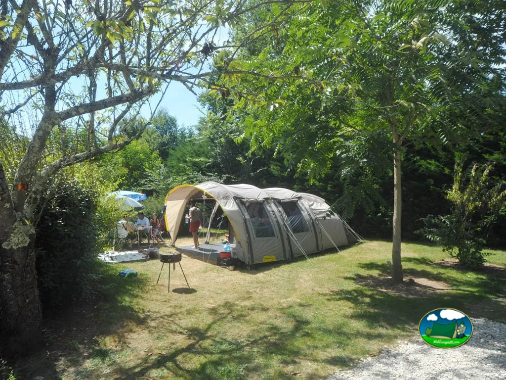 Tienda de acampada entre árboles del Camping La Ferme de Perdigat, LIMEUIL (Dordoña)