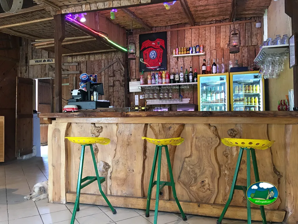 Bar restaurante rústico del Camping La Ferme de Perdigat, LIMEUIL (Dordoña)