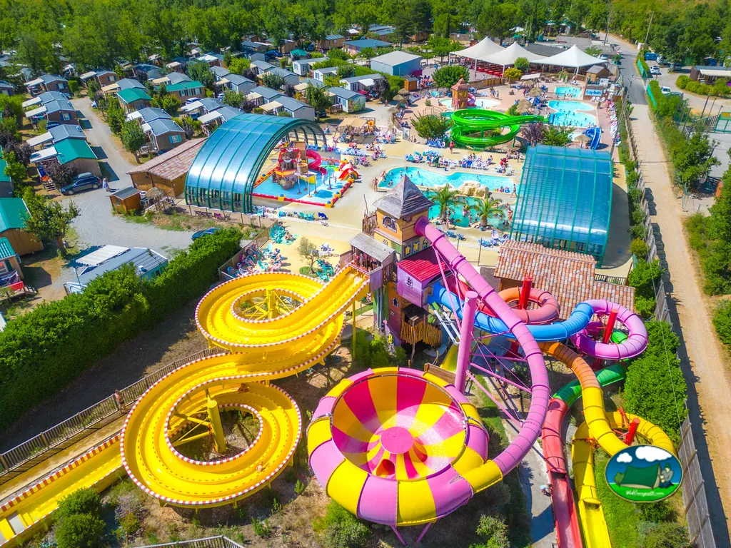 Piscina con toboganes acuáticos del Camping Le Grand Lierne (Capfun), CHÂTEAUDOUBLE (Drôme)