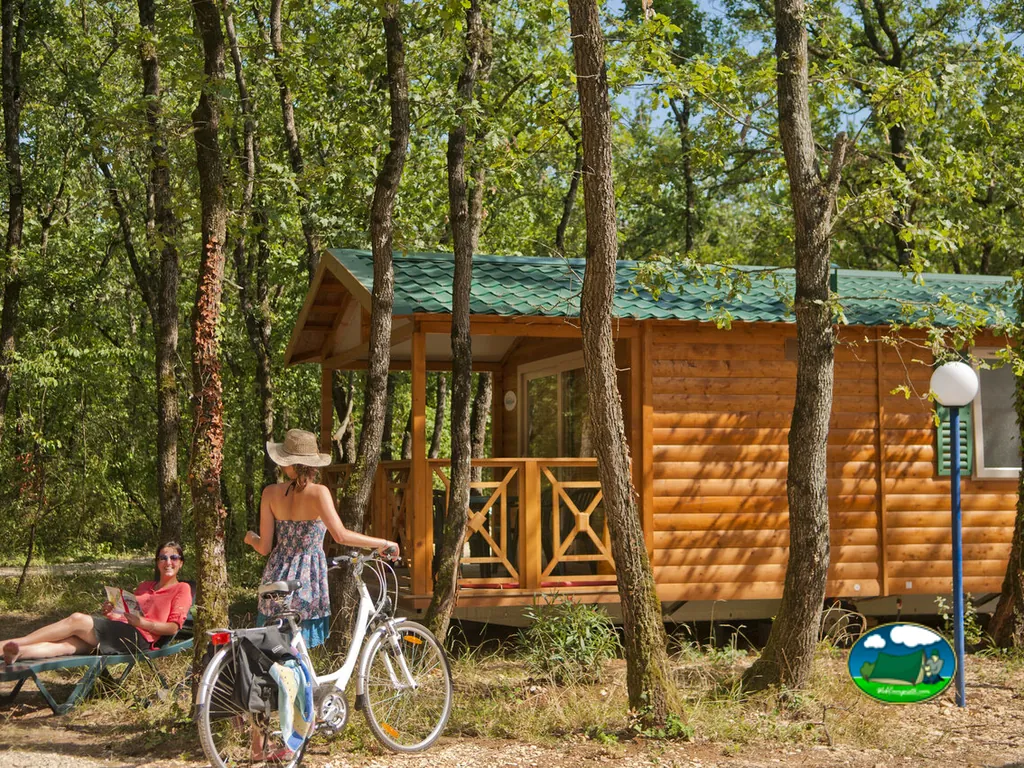 Cabaña entre árboles del Camping Le Grand Lierne (Capfun), CHÂTEAUDOUBLE (Drôme)