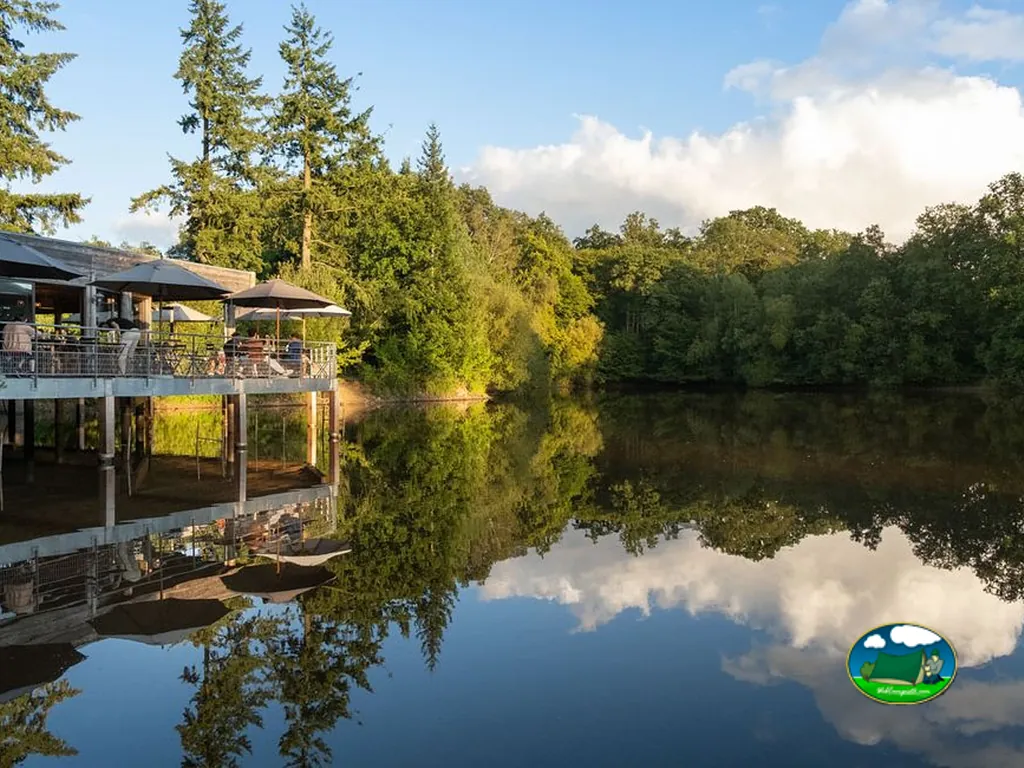 Restaurante junto al lago del Camping Huttopia Senonches, SENONCHES (Eure y Loir)