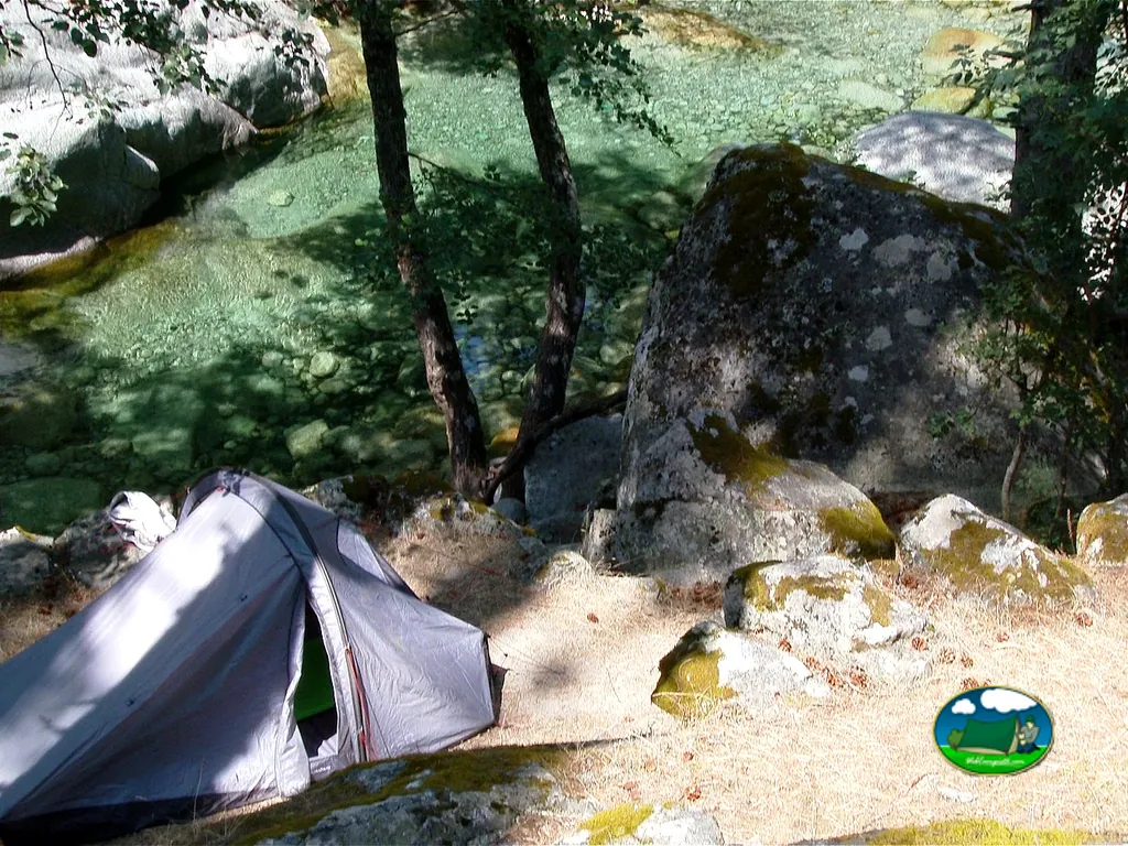 Tienda de acampada junto al río del Camping de Tuani, CORTE (Alta Córcega)
