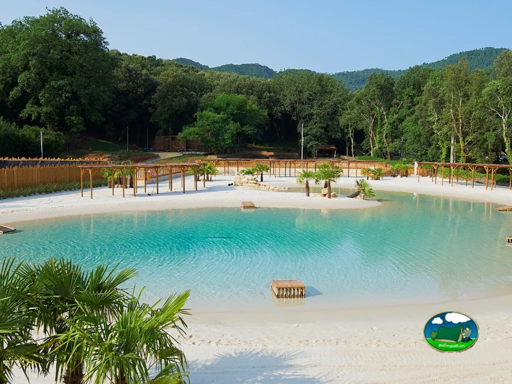 Piscina con vistas a la montaña del Camping Sunêlia La Clémentine, CENDRAS (Gard)