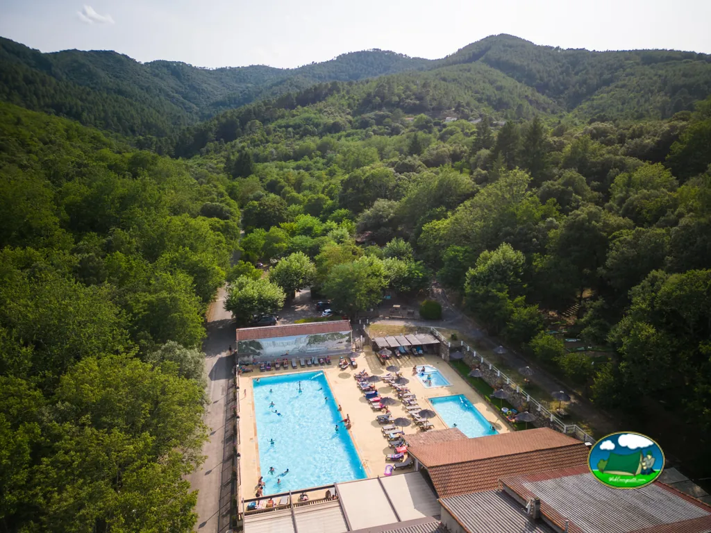Piscina con vistas a la montaña del Camping Sunêlia La Clémentine, CENDRAS (Gard)