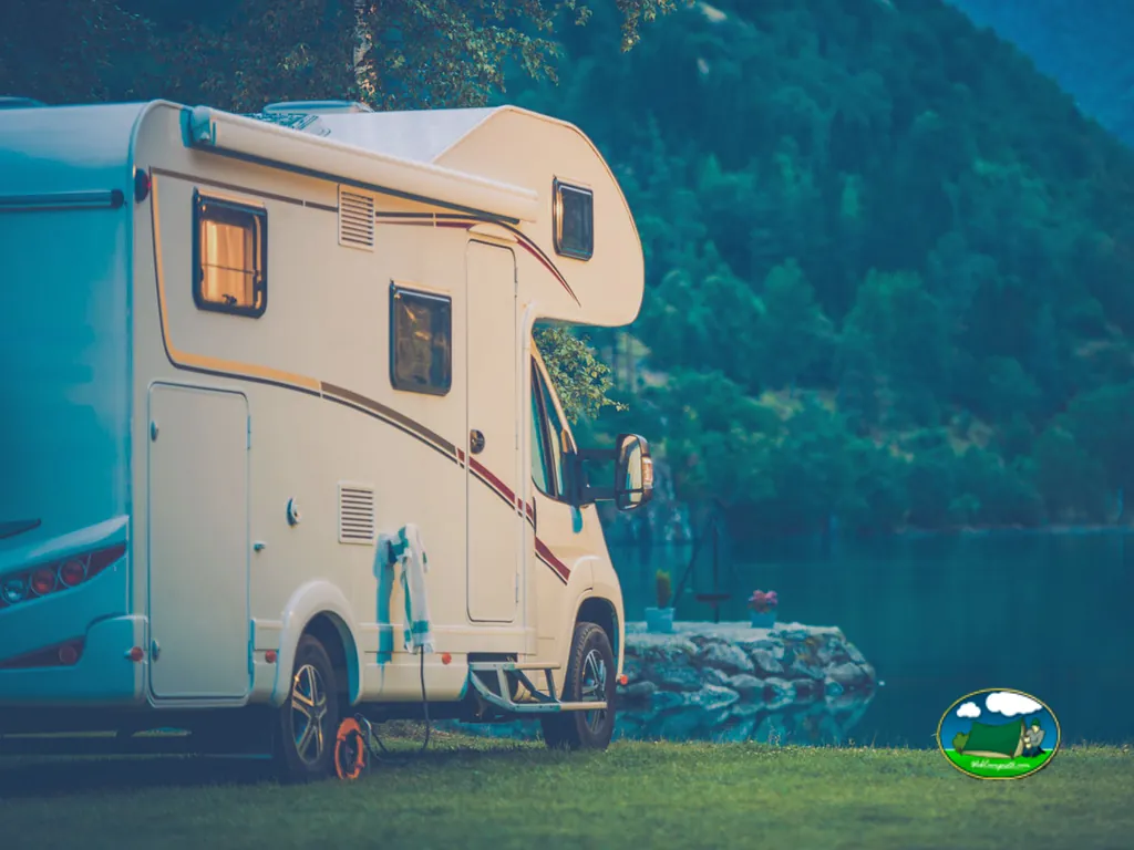 Autocaravana junto al lago del Camping Municipal de Bessèges – La Plaine, BESSÈGES (Gard)