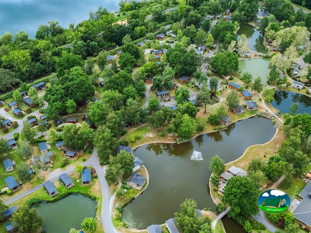 Lago con alojamientos del Camping Le Village du Lac (Yelloh! Village Bordeaux Lac), BRUGES (Gironda)