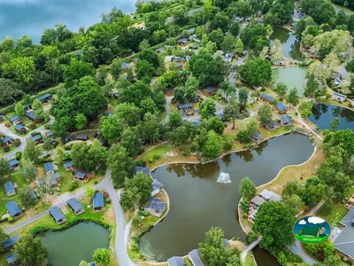 Lago con alojamientos del Camping Le Village du Lac (Yelloh! Village Bordeaux Lac), BRUGES (Gironda)