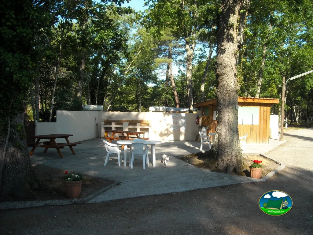 Parcela con zona de picnic del Camping Les Fougères Lacanau, LACANAU (Gironda)