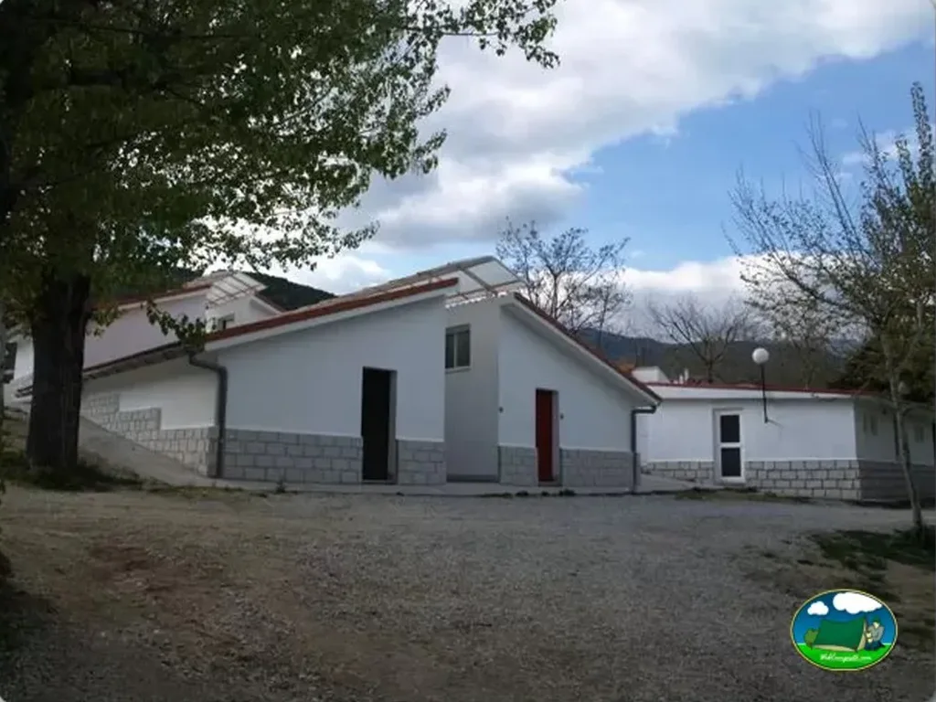 Edificio de servicios con vistas a la montaña del Camping Prados Abiertos, Mombeltran (Ávila)