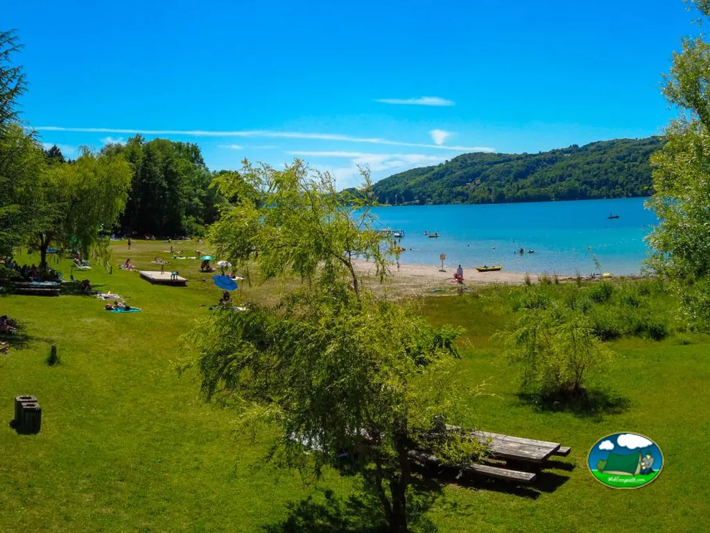 Playa junto al lago del Camping Détente et Clapotis, MONTFERRAT (Isère)