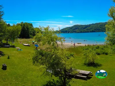 Playa junto al lago del Camping Détente et Clapotis, MONTFERRAT (Isère)