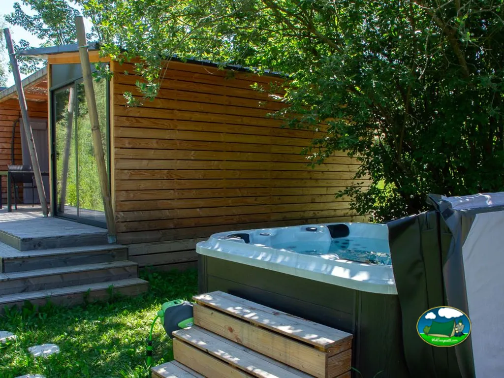 Cabaña con jacuzzi del Camping Détente et Clapotis, MONTFERRAT (Isère)