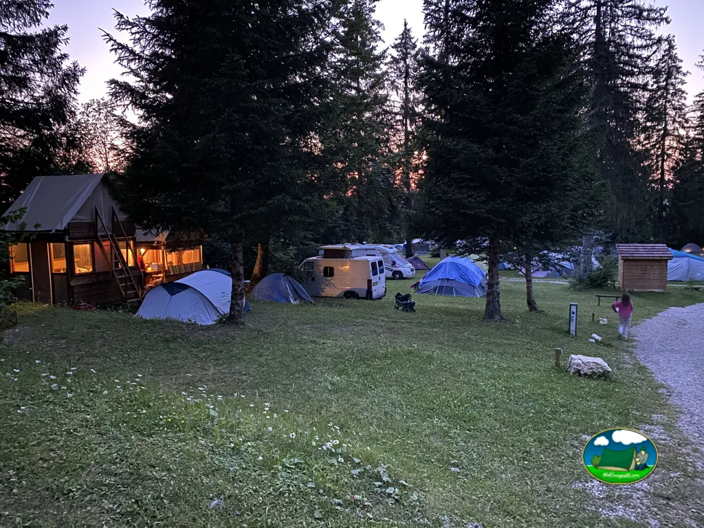 Glamping y parcelas arboladas del Camping du Domaine du Bugnon, LAC-DES-ROUGES-TRUITES (Jura)