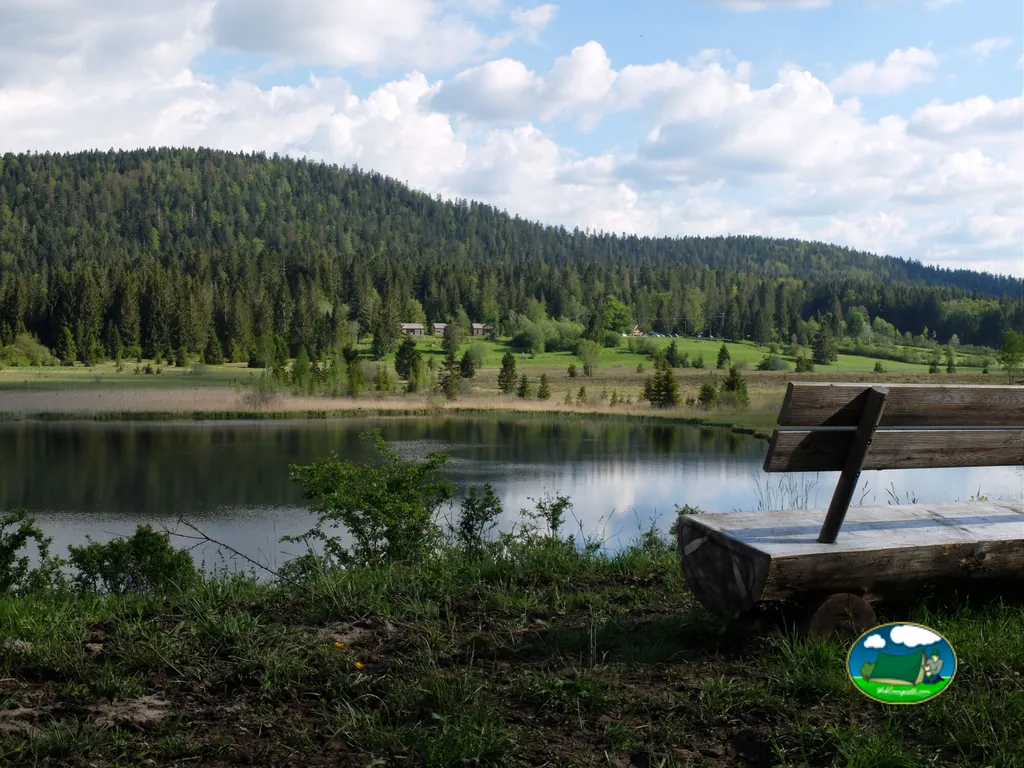 Lago junto al del Camping du Domaine du Bugnon, LAC-DES-ROUGES-TRUITES (Jura)