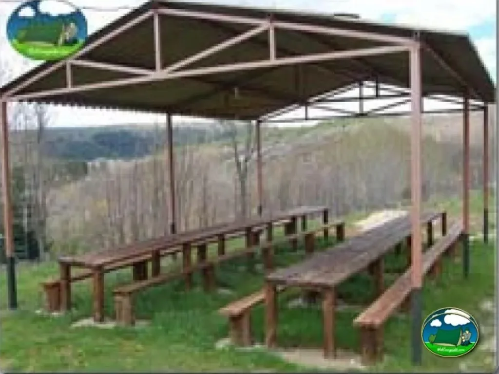 Zona de picnic cubierta con vistas a la montaña del Camping El Pinar de Hoyocasero, Hoyocasero (Ávila)