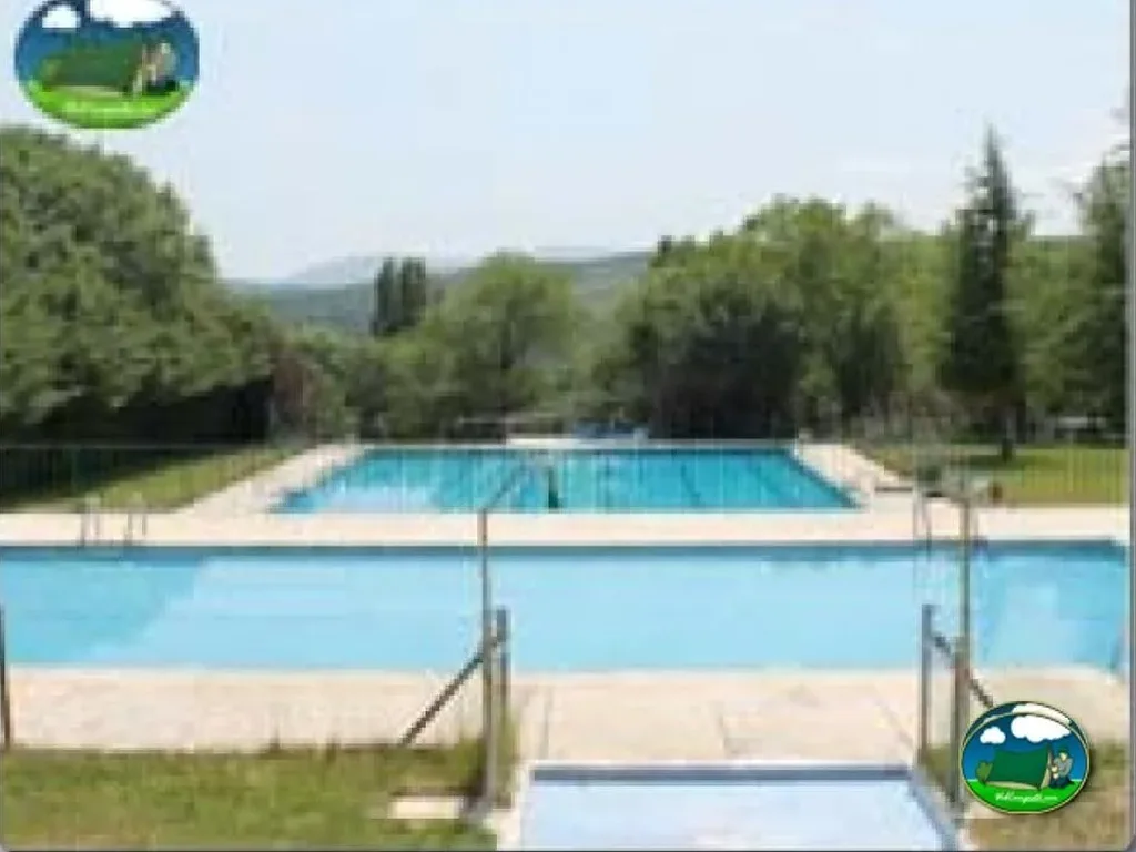 Piscina con vistas a la montaña del Camping El Pinar de Hoyocasero, Hoyocasero (Ávila)