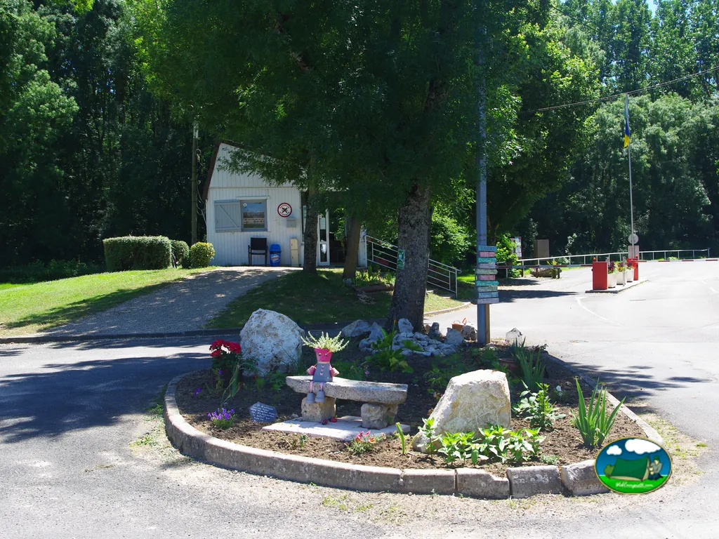 Recepción y entrada arbolada del Camping Val de Flux de Beaugency, BEAUGENCY (Loiret)