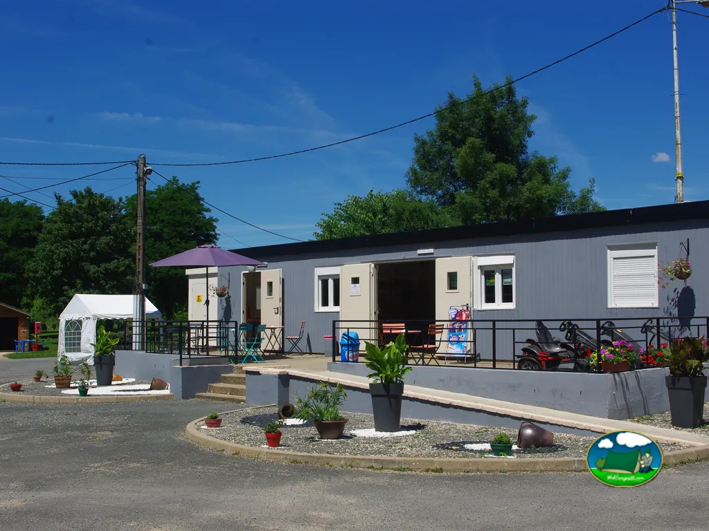 Recepción con terraza del Camping Val de Flux de Beaugency, BEAUGENCY (Loiret)