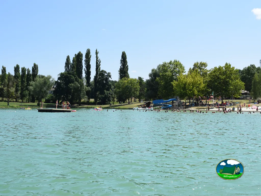 Lago con tobogán acuático del Camping Municipal de Lougratte (Camping du Lac), LOUGRATTE (Lot y Garona)