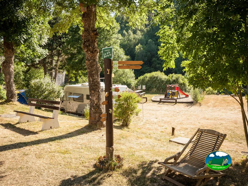 Parcela con parque infantil del Camping le Pont de Braye, CHASTANIER (Lozère)