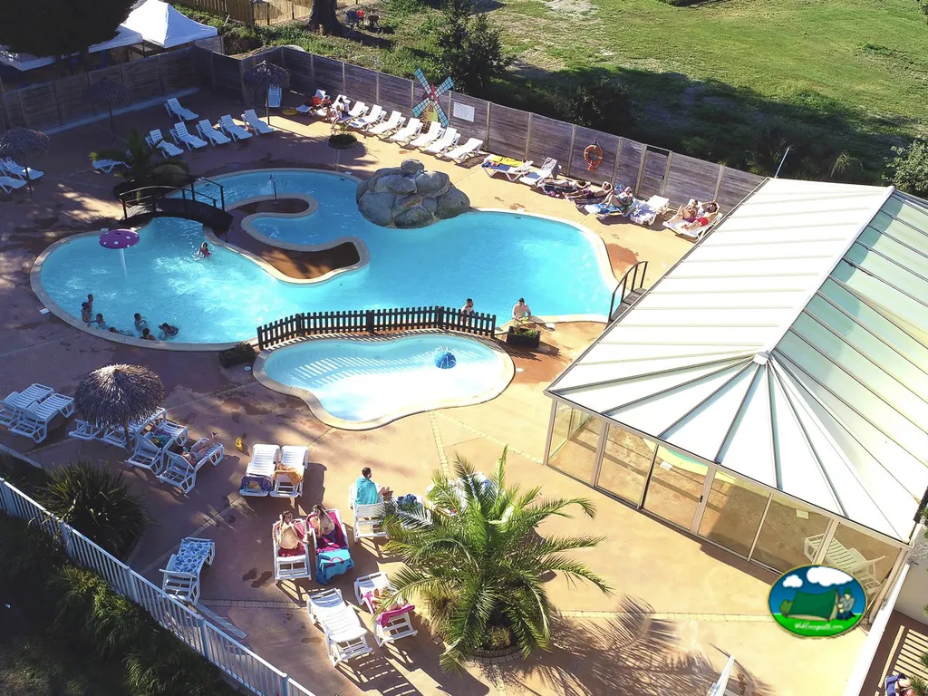 Piscina con jacuzzi del Camping Le Moulin de Cantizac, SÉNÉ (Morbihan)