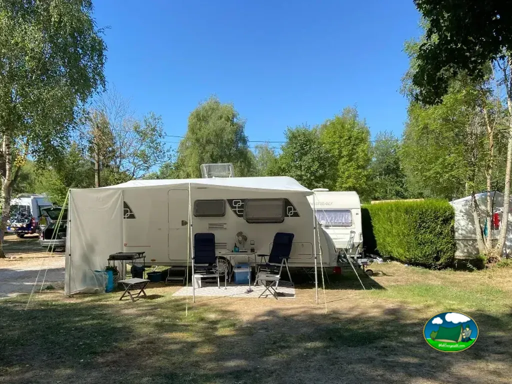 Autocaravana instalada en una parcela de Camping Les Bouleaux, Vilsberg